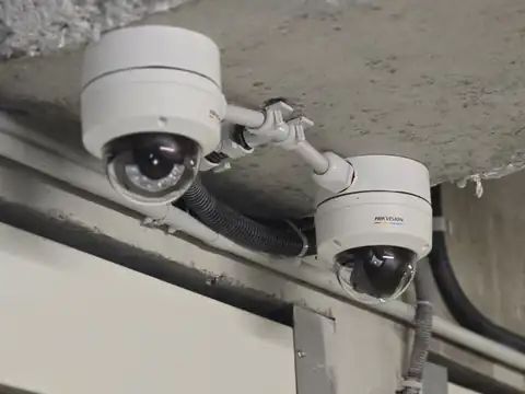 Caméras dômes dans un parking souterrain de copropriété