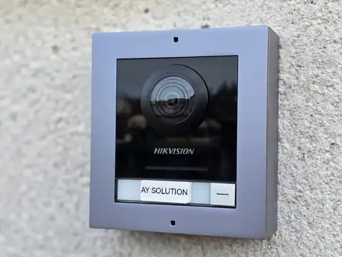 Platine de rue vidéo installée sur une maison individuelle